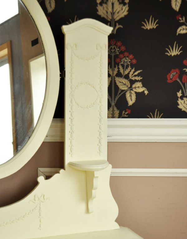 アンティークのドレッサー　アンティーク家具　フレンチスタイルのアンティーク家具、ホワイト色のドレッシングチェスト。フランスらしく美しい彫見ているだけで優雅な気分になっちゃう彫。(d-1058-f)