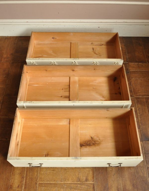 アンティークのドレッサー　アンティーク家具　フレンチスタイルのアンティーク家具、ホワイト色のドレッシングチェスト。引き出しの中もキレイに修復しました何も入れてもいいように職人がキレイにお直しした引き出しなので、中もキレイです。(d-1058-f)