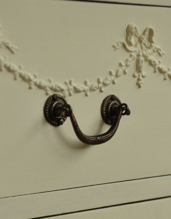 アンティークのドレッサー　アンティーク家具　フレンチスタイルのアンティーク家具、ホワイト色のドレッシングチェスト。取っ手のデザインも優雅こんな小さなパーツにもこだわっているところがアンティーク家具のよさです。(d-1058-f)