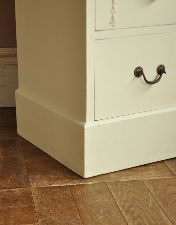 アンティークのドレッサー　アンティーク家具　フレンチスタイルのアンティーク家具、ホワイト色のドレッシングチェスト。女性1人でラクラク運べちゃう仕掛けHandleのアンティークは、脚の裏にフェルトキーパーをお付けしています。(z-057-f)