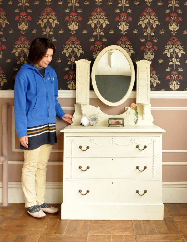 アンティークのドレッサー　アンティーク家具　フレンチスタイルのアンティーク家具、ホワイト色のドレッシングチェスト。いつでもお姫様気分。(d-1058-f)