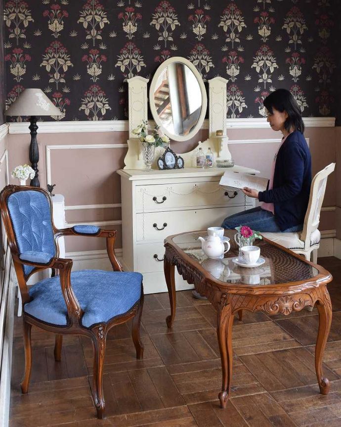 アンティークのドレッサー　アンティーク家具　フレンチスタイルのアンティーク家具、ホワイト色のドレッシングチェスト。座るだけで女子力をUPさせてくれます鏡の前に座るだけで、一瞬でお姫様気分にしてくれる美しいドレッシングチェスト。(d-1058-f)