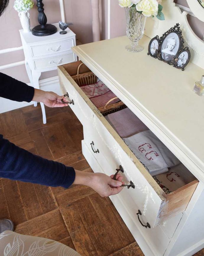 アンティークのドレッサー　アンティーク家具　フレンチスタイルのアンティーク家具、ホワイト色のドレッシングチェスト。引き出しを開ける度に、なんだかときめいてしまします。(z-057-f)