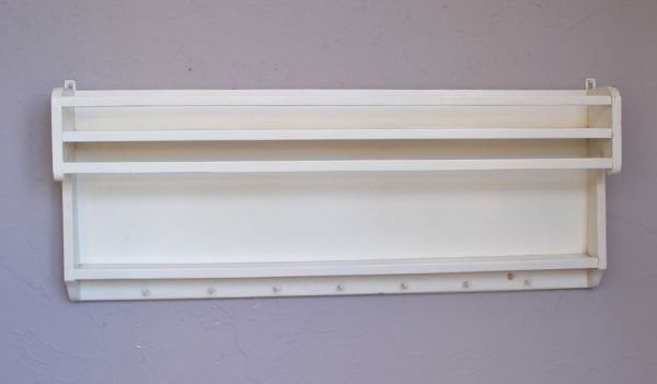 ウォールシェルフ・ウォールハンガー　アンティーク家具　フックがたくさん付いたアンティークウォールシェルフ（スパイスラック）。壁をオシャレにしてくれる！実用的なアンティークフランスらしい色使いでおシャレな雰囲気を作ってくれるシェルフ。(d-1064-f)