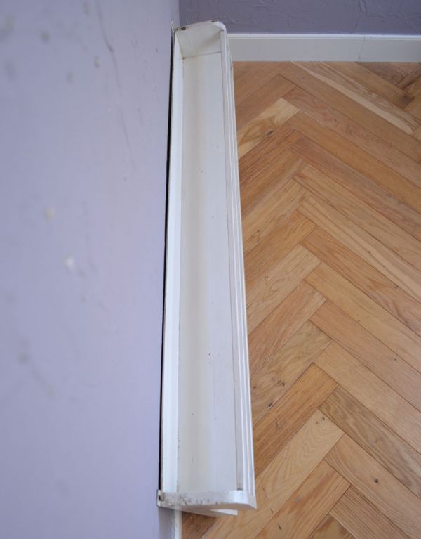 ウォールシェルフ・ウォールハンガー　アンティーク家具　フックがたくさん付いたアンティークウォールシェルフ（スパイスラック）。天板を上から見てみると･･･モノを乗せる天板もアンティーク家具専門の職人がこんな感じできちんと仕上げました。(d-1064-f)