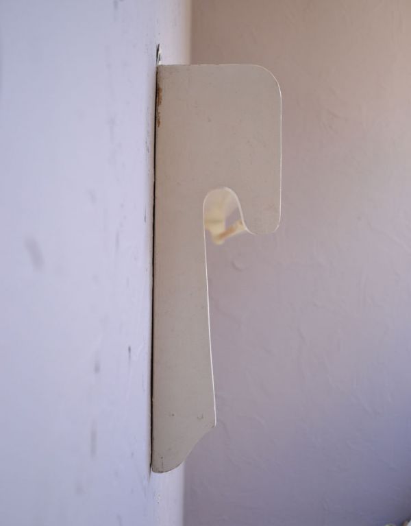 ウォールシェルフ・ウォールハンガー　アンティーク家具　フックがたくさん付いたアンティークウォールシェルフ（スパイスラック）。横から見ても可愛いデザインですもちろん横顔だってフランスらしく可愛いデザイン。(d-1064-f)