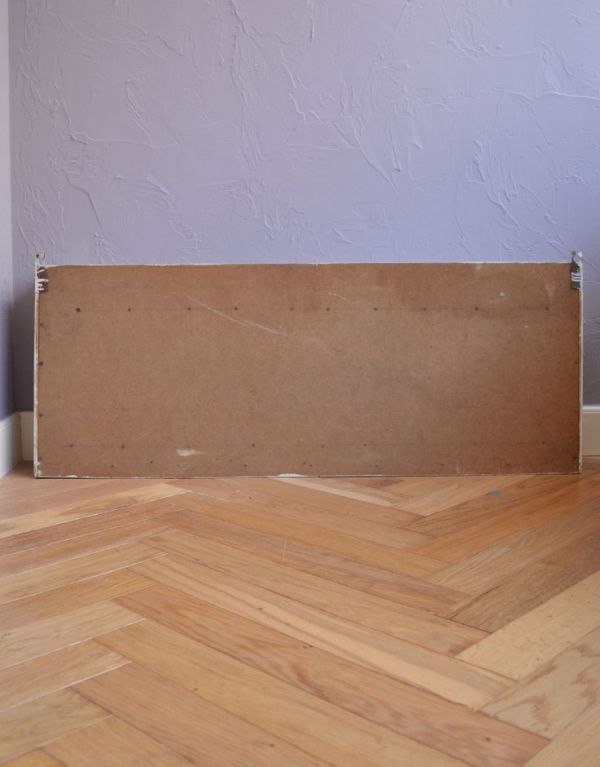 ウォールシェルフ・ウォールハンガー　アンティーク家具　フックがたくさん付いたアンティークウォールシェルフ（スパイスラック）。後ろ側を見てみると･･･アンティークは新品ではないので、もちろん経年変化によるキズはありますが、壁への取り付け部分も職人がキレイに修復しました。(d-1064-f)