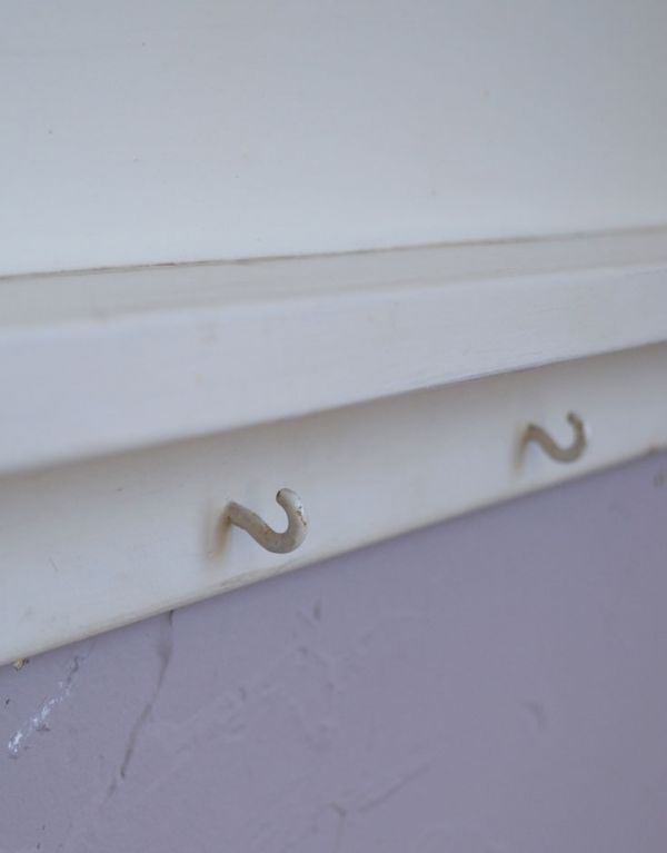 ウォールシェルフ・ウォールハンガー　アンティーク家具　フックがたくさん付いたアンティークウォールシェルフ（スパイスラック）。いろいろ便利に使える仕掛けオリジナルのフックは形も色もアンティークらしく素敵。(d-1064-f)