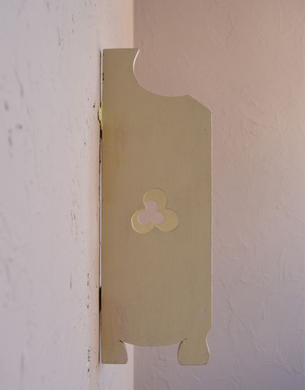 ウォールシェルフ・ウォールハンガー　アンティーク家具　ホワイトペイントの透かし彫りがついたアンティークウォールシェルフ。横から見ると、こんなデザインですもちろん横顔だってキレイ！どこから見ても壁に映えてまるで絵のような雰囲気です。(d-1070-f)