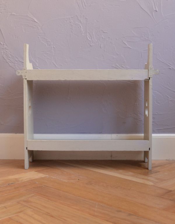 ウォールシェルフ・ウォールハンガー　アンティーク家具　ホワイトペイントの透かし彫りがついたアンティークウォールシェルフ。後ろ側を見てみると･･･アンティークは新品ではないので、もちろん経年変化によるキズはありますが、壁に付ける部分も職人がキレイに修復したので、安心してお使いください。(d-1070-f)