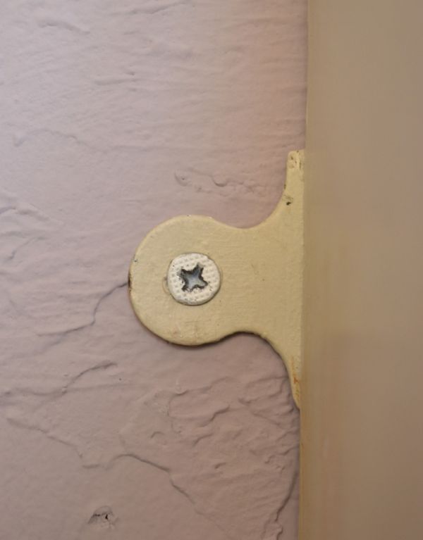 ウォールシェルフ・ウォールハンガー　アンティーク家具　ホワイトペイントの透かし彫りがついたアンティークウォールシェルフ。壁に取り付け出来ます。(d-1070-f)