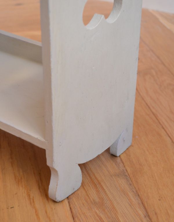 ウォールシェルフ・ウォールハンガー　アンティーク家具　ホワイトペイントの透かし彫りがついたアンティークウォールシェルフ。脚付きなので置いても使えます。(d-1070-f)