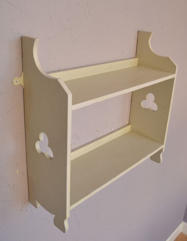 ウォールシェルフ・ウォールハンガー　アンティーク家具　ホワイトペイントの透かし彫りがついたアンティークウォールシェルフ。壁のオシャレを楽しみましょう壁に取り付けるだけでなんだかワクワクしちゃう可愛らしさ。(d-1070-f)