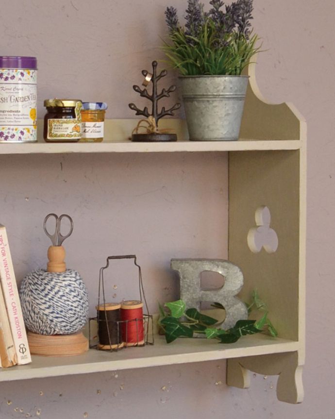 ウォールシェルフ・ウォールハンガー　アンティーク家具　ホワイトペイントの透かし彫りがついたアンティークウォールシェルフ。壁をオシャレにしてくれる実用的なペイントシェルフフランスらしい色使いがおシャレな雰囲気を作ってくれるシェルフ。(d-1070-f)