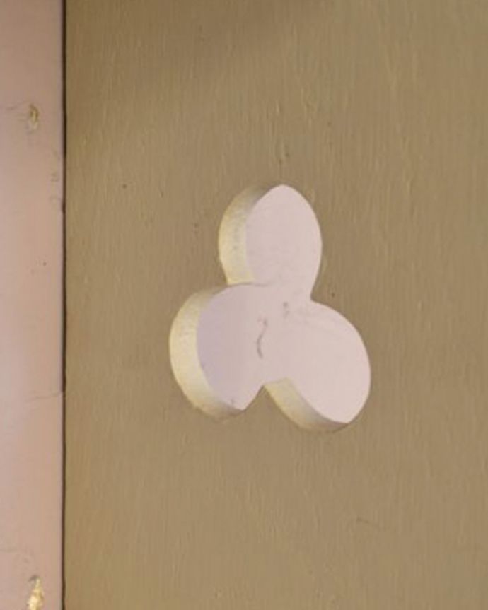 ウォールシェルフ・ウォールハンガー　アンティーク家具　ホワイトペイントの透かし彫りがついたアンティークウォールシェルフ。惚れ惚れしちゃう美しさ女性らしい彫り。(d-1070-f)