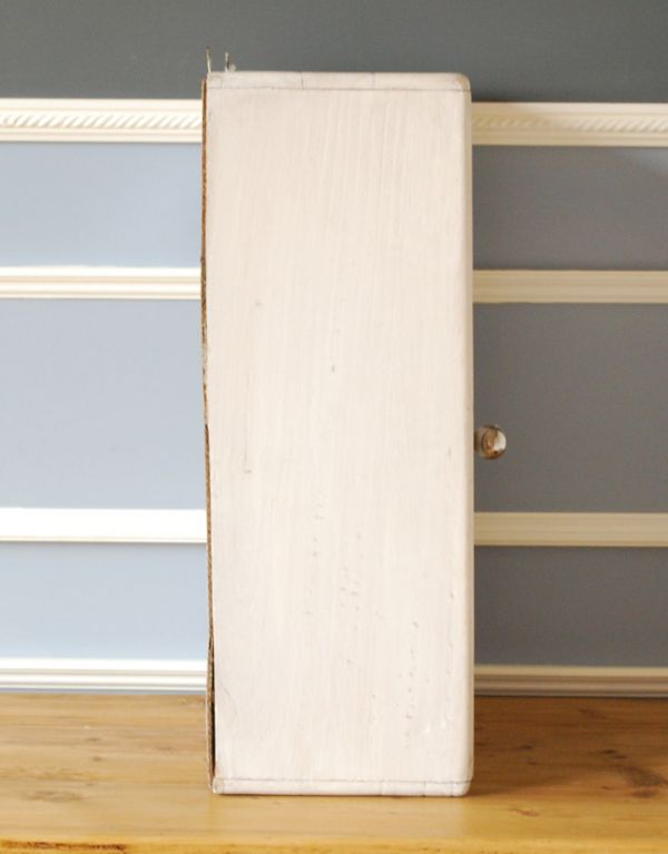 ウォールキャビネット アンティーク家具 小さな壁掛けキャビネット、ホワイトペイントのミラー付きのスモールキャビネット。横顔だっても美しい正面だけじゃなく横もキレイに修復してあります。(d-1076-f)