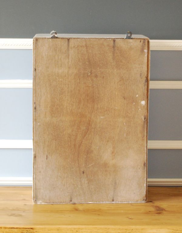 ウォールキャビネット アンティーク家具 小さな壁掛けキャビネット、ホワイトペイントのミラー付きのスモールキャビネット。後ろ姿も見て下さい。(d-1076-f)