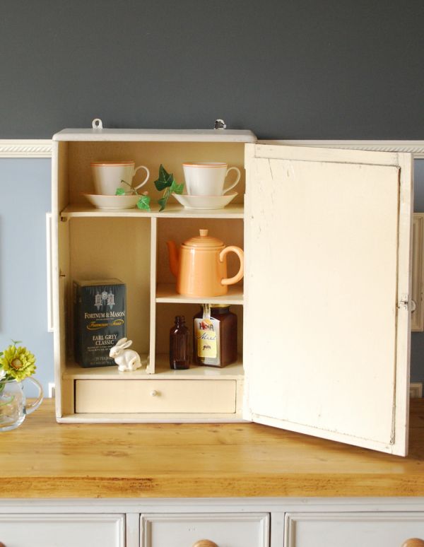 ウォールキャビネット アンティーク家具 小さな壁掛けキャビネット、ホワイトペイントのミラー付きのスモールキャビネット。パリのアパルトマン気分で使える小さなフランスの家具やっぱり一番の魅力はフランスらしい色使い。(d-1076-f)