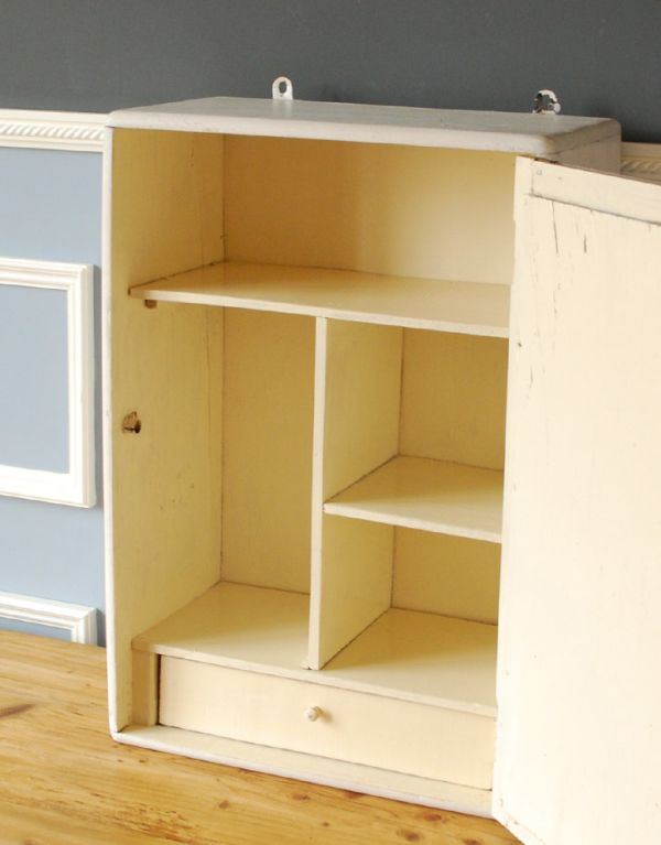 ウォールキャビネット アンティーク家具 小さな壁掛けキャビネット、ホワイトペイントのミラー付きのスモールキャビネット。扉を開けてみると、こんな感じです小さいからと言って、修復に妥協はしません!アンティークの風合いだけ残してキレイに修復してあります。(d-1076-f)