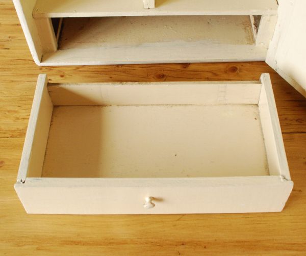 ウォールキャビネット アンティーク家具 小さな壁掛けキャビネット、ホワイトペイントのミラー付きのスモールキャビネット。キレイに修復しましたもちろん引き出しの中も職人がキレイにお直しました。(d-1076-f)