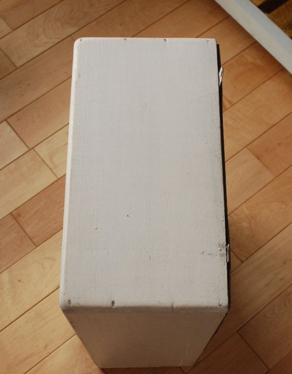 ウォールキャビネット アンティーク家具 小さな壁掛けキャビネット、ホワイトペイントのミラー付きのスモールキャビネット。上から見ると・・・キャビネットの形はこんな感じです。(d-1076-f)