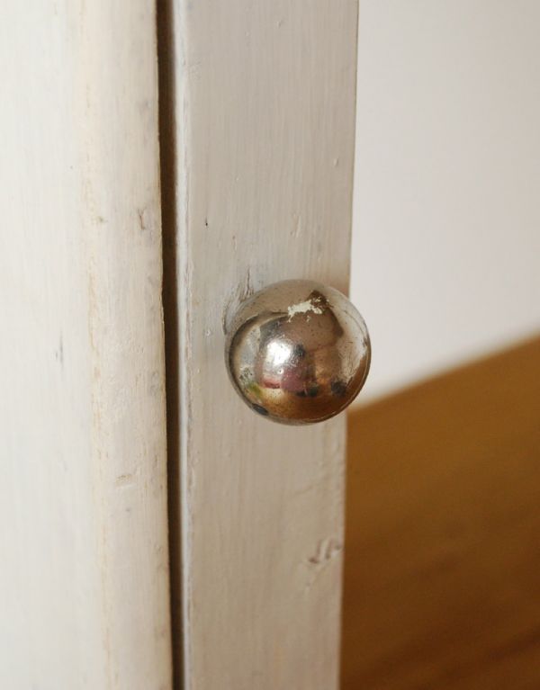 ウォールキャビネット アンティーク家具 小さな壁掛けキャビネット、ホワイトペイントのミラー付きのスモールキャビネット。アンティークらしい取っ手アンティークらしく上品な取っ手。(d-1076-f)