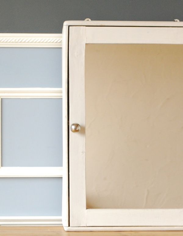 ウォールキャビネット アンティーク家具 小さな壁掛けキャビネット、ホワイトペイントのミラー付きのスモールキャビネット。小さくてもフランスらしさたっぷり壁につけることもできるので実用的に使えちゃう!フランスらしく壁からお部屋の中をオシャレに彩ってくれます。(d-1076-f)