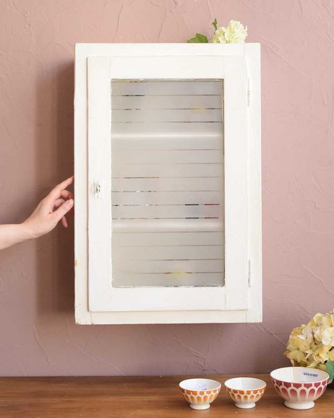 アンティークのキャビネット　アンティーク家具　小さなウォールキャビネット、ガラスの模様が可愛いアンティークスモールキャビネット。パリのアパルトマン気分で使える小さなフランスの家具やっぱり一番の魅力はフランスらしい色使い。(d-1077-f)