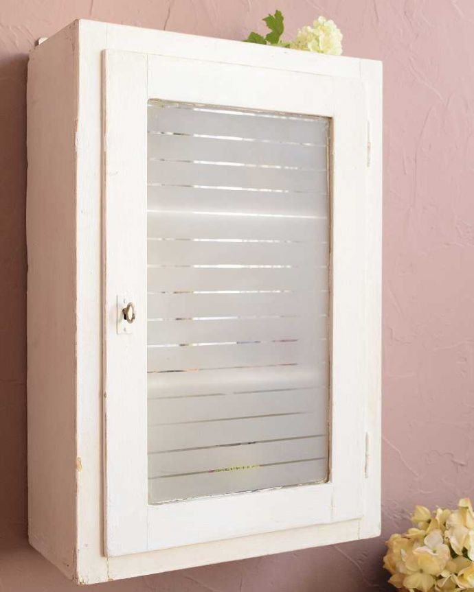 アンティークのキャビネット　アンティーク家具　小さなウォールキャビネット、ガラスの模様が可愛いアンティークスモールキャビネット。小さくてもフランスらしさたっぷり壁につけることもできるので実用的に使えちゃう！フランスらしく壁からお部屋の中をオシャレに彩ってくれます。(d-1077-f)