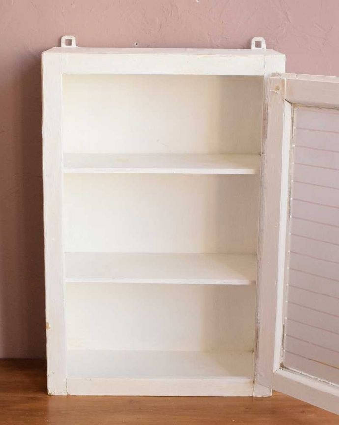 アンティークのキャビネット　アンティーク家具　小さなウォールキャビネット、ガラスの模様が可愛いアンティークスモールキャビネット。扉を開けてみると、こんな感じです小さいからと言って、修復に妥協はしません！アンティークの風合いだけ残してキレイに修復してあります。(d-1077-f)