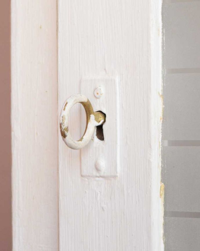 アンティークのキャビネット　アンティーク家具　小さなウォールキャビネット、ガラスの模様が可愛いアンティークスモールキャビネット。アンティークらしい取っ手鍵を引っ掛けて取っ手のようにして開閉してください。(d-1077-f)