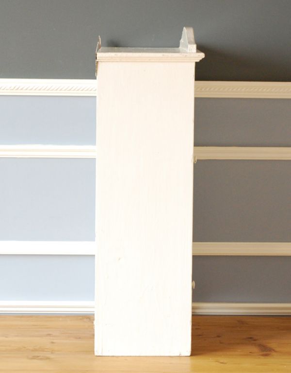 アンティークのキャビネット アンティーク家具 小さな壁掛けキャビネット、ホワイトペイントのアンティークスモールキャビネット(引き出し付き)。サイドもきれいにペイントされています。(d-1079-f)