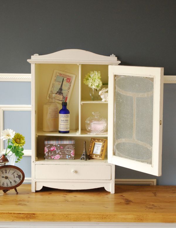 アンティークのキャビネット アンティーク家具 小さな壁掛けキャビネット、ホワイトペイントのアンティークスモールキャビネット(引き出し付き)。玄関の鍵置きに。(d-1079-f)