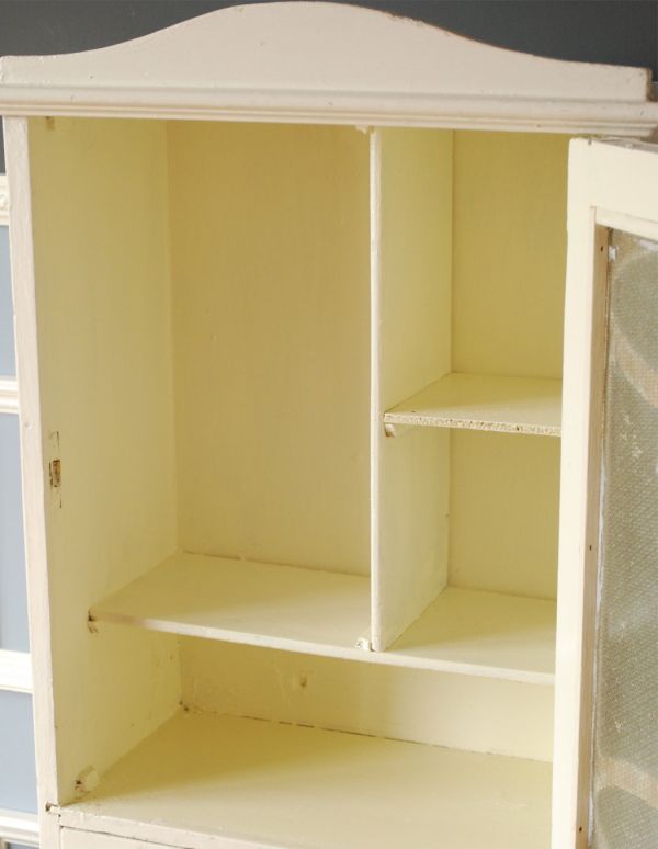 アンティークのキャビネット アンティーク家具 小さな壁掛けキャビネット、ホワイトペイントのアンティークスモールキャビネット(引き出し付き)。扉内も綺麗にペイントされています。(d-1079-f)