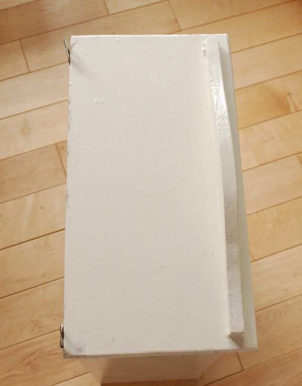 アンティークのキャビネット アンティーク家具 小さな壁掛けキャビネット、ホワイトペイントのアンティークスモールキャビネット(引き出し付き)。天板もお直ししてあります。(d-1079-f)