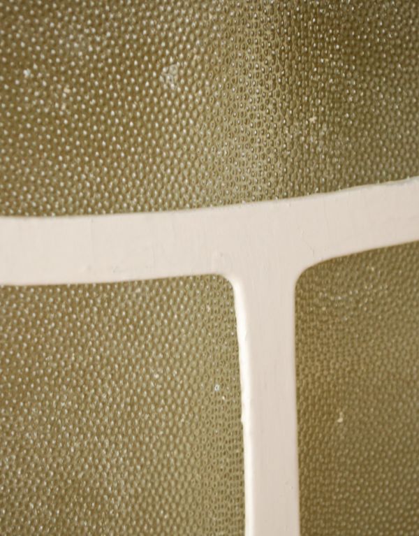 アンティークのキャビネット アンティーク家具 小さな壁掛けキャビネット、ホワイトペイントのアンティークスモールキャビネット(引き出し付き)。ガラスもアンティークならでは。(d-1079-f)