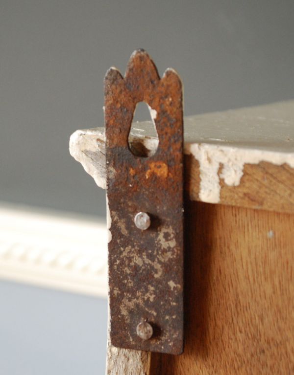 アンティークのキャビネット アンティーク家具 小さな壁掛けキャビネット、ホワイトペイントのアンティークスモールキャビネット(引き出し付き)。壁に取り付ける用の金具が付いています。(d-1079-f)