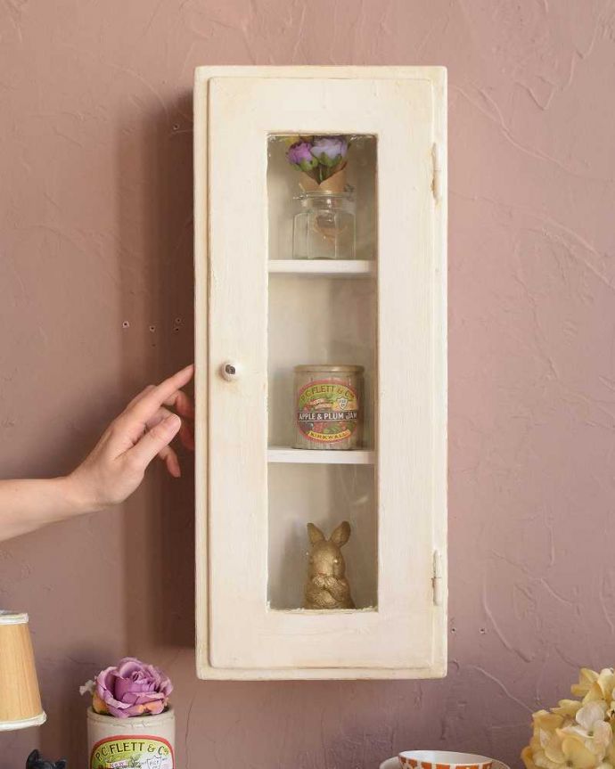 アンティークのキャビネット　アンティーク家具　壁に付ける小さなアンティーク家具、ホワイトペイントのスモールガラスキャビネット 。パリのアパルトマン気分で使える小さなフランスの家具やっぱり一番の魅力はフランスらしい色使い。(d-1081-f)