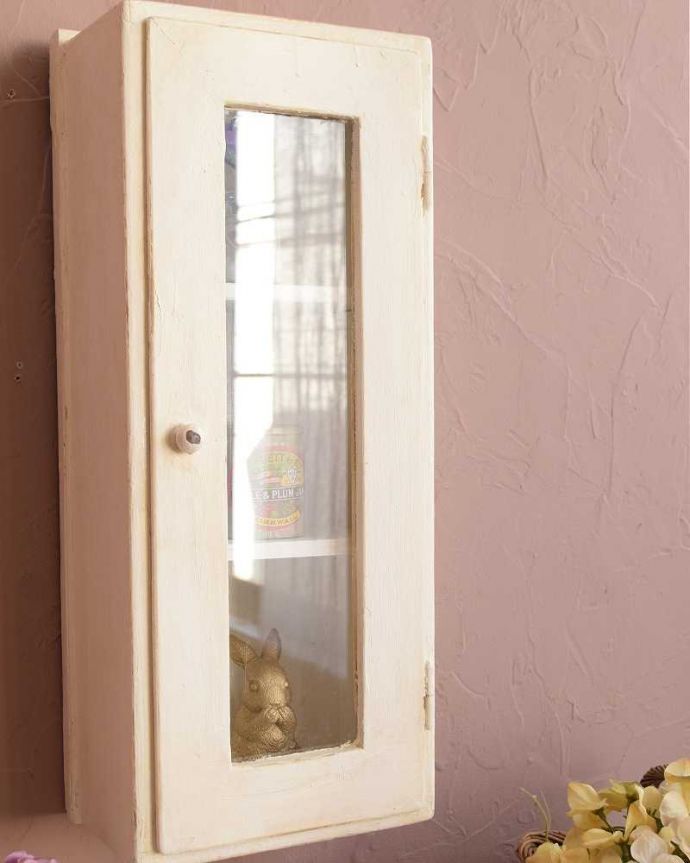 アンティークのキャビネット　アンティーク家具　壁に付ける小さなアンティーク家具、ホワイトペイントのスモールガラスキャビネット 。小さくてもフランスらしさたっぷり壁につけることもできるので実用的に使えちゃう！フランスらしく壁からお部屋の中をオシャレに彩ってくれます。(d-1081-f)