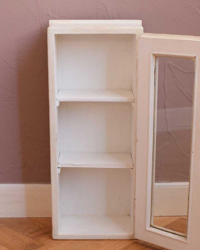 アンティークのキャビネット　アンティーク家具　壁に付ける小さなアンティーク家具、ホワイトペイントのスモールガラスキャビネット 。扉を開けてみると、こんな感じです小さいからと言って、修復に妥協はしません！アンティークの風合いだけ残してキレイに修復してあります。(d-1081-f)