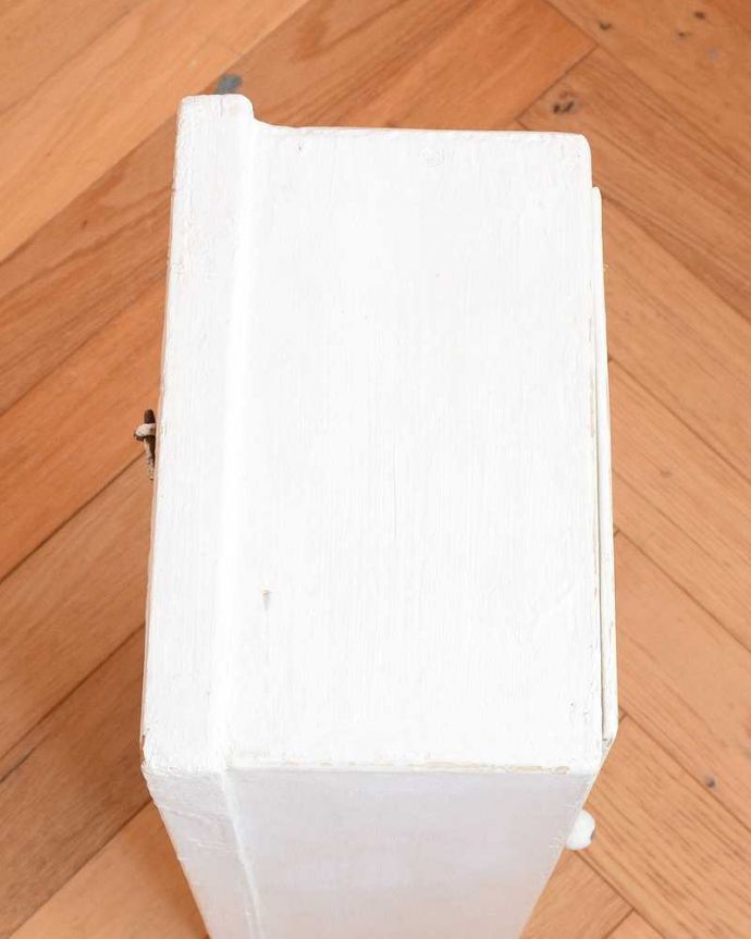 アンティークのキャビネット　アンティーク家具　壁に付ける小さなアンティーク家具、ホワイトペイントのスモールガラスキャビネット 。上から見ると･･･キャビネットの形はこんな感じです。(d-1081-f)