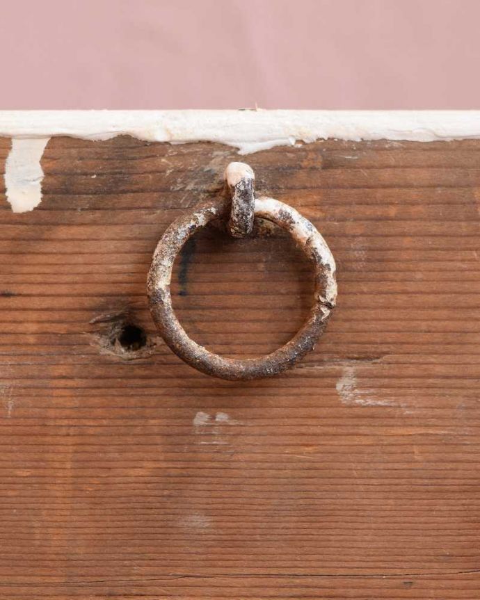 アンティークのキャビネット　アンティーク家具　壁に付ける小さなアンティーク家具、ホワイトペイントのスモールガラスキャビネット 。壁に取り付けできます背中部分にフックを付けて壁にカンタンに取り付け出来るようにしました。(d-1081-f)