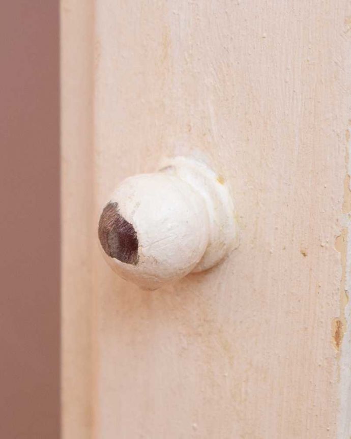 アンティークのキャビネット　アンティーク家具　壁に付ける小さなアンティーク家具、ホワイトペイントのスモールガラスキャビネット 。アンティークらしい取っ手ほっこりとした風合いがいい取っ手。(d-1081-f)