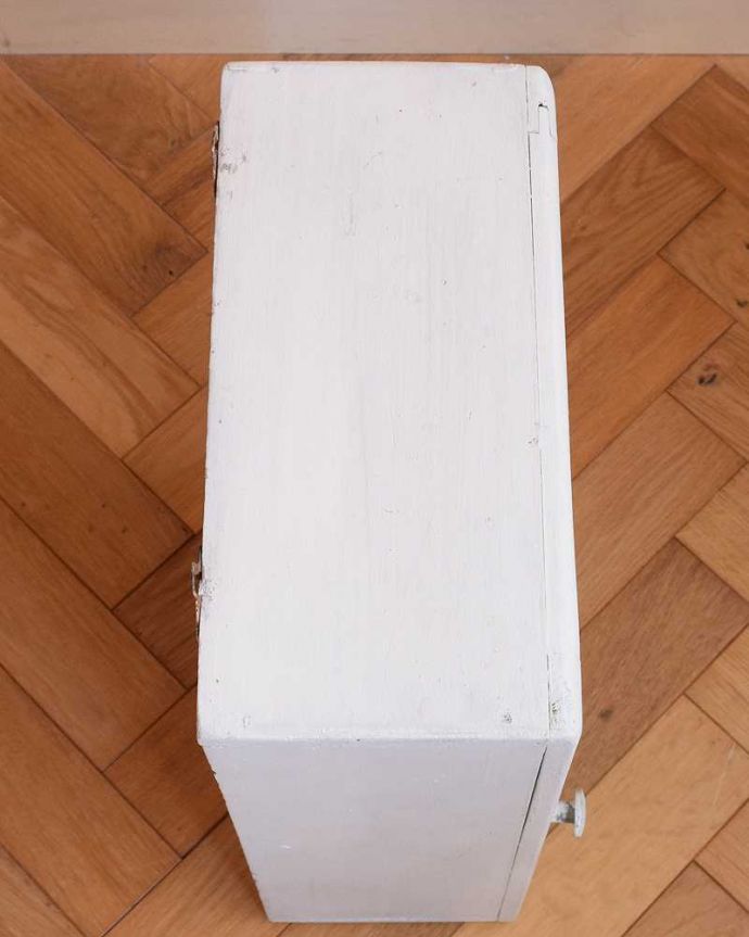 アンティークのキャビネット アンティーク家具 小さな壁掛けキャビネット、ホワイトペイントのアンティークスモールキャビネット。上から見ると・・・キャビネットの形はこんな感じです。(d-1083-f)