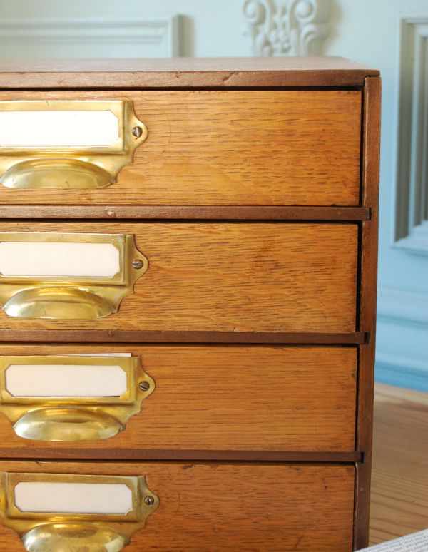 ウォールシェルフ・ウォールハンガー アンティーク家具 アンティークの小さな家具、4段のファイリングボックス。小さな木製のキャビネットです。(d-1092-f)