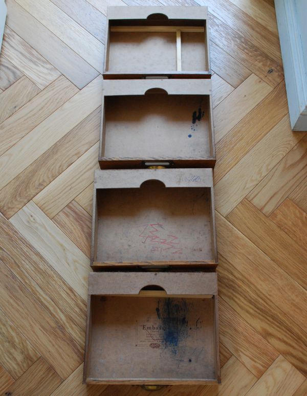 ウォールシェルフ・ウォールハンガー アンティーク家具 アンティークの小さな家具、4段のファイリングボックス。引き出しを抜き出すとこんな感じです。(d-1092-f)