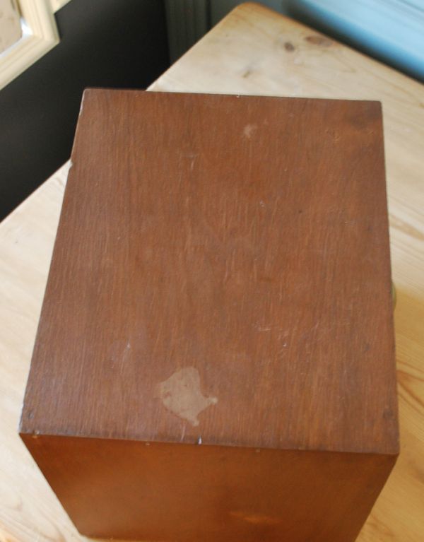 ウォールシェルフ・ウォールハンガー アンティーク家具 アンティークの小さな家具、4段のファイリングボックス。天板には写真などを飾ってもいいですし、携帯や時計を置く場所にしても便利です。(d-1092-f)