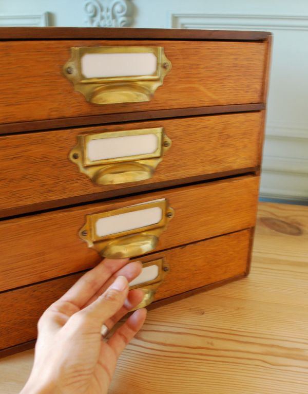 ウォールシェルフ・ウォールハンガー アンティーク家具 アンティークの小さな家具、4段のファイリングボックス。開閉もスムーズです。(d-1092-f)