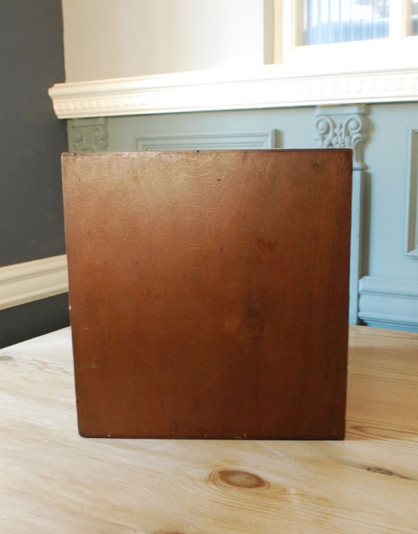 ウォールシェルフ・ウォールハンガー アンティーク家具 アンティークの小さな家具、4段のファイリングボックス。きちんとメンテナンスしていますので、届いたその日からお使いいただけます。(d-1092-f)