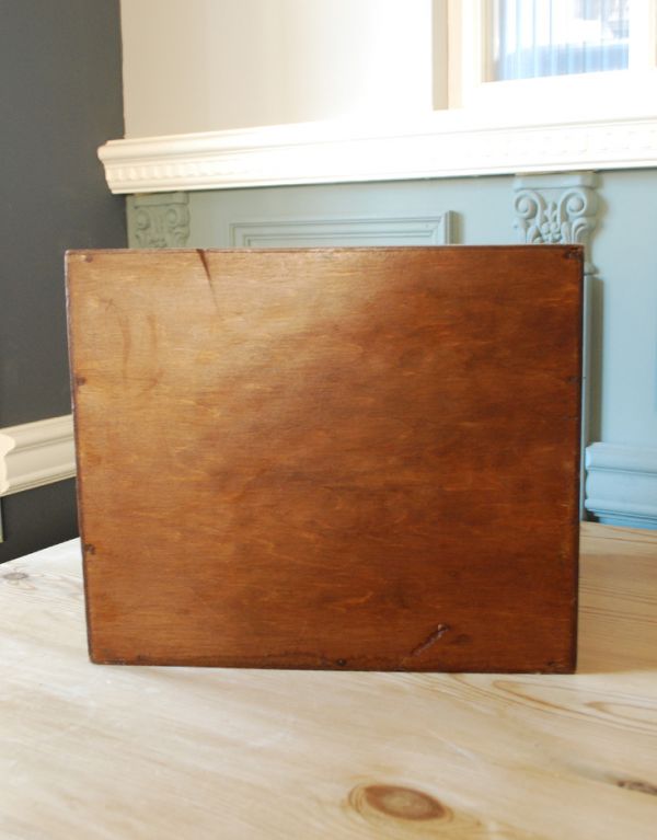 ウォールシェルフ・ウォールハンガー アンティーク家具 アンティークの小さな家具、4段のファイリングボックス。専門の職人によってお直ししていますが、アンティークは新品ではありません。(d-1092-f)